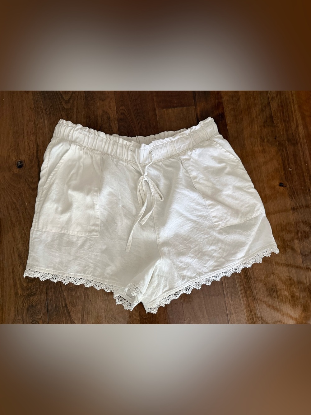 Women’s Time and Tru shorts white with lace trim L 3” inseam